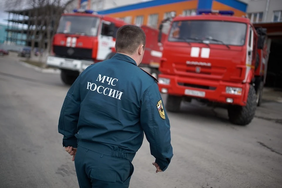 На месте работают 11 спасателей