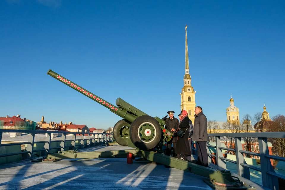 Санкт петербург пушки стреляют. Пушка Петропавловской крепости. Пушка Петропавловской крепости Калибр. Полуденный выстрел с Петропавловской крепости.