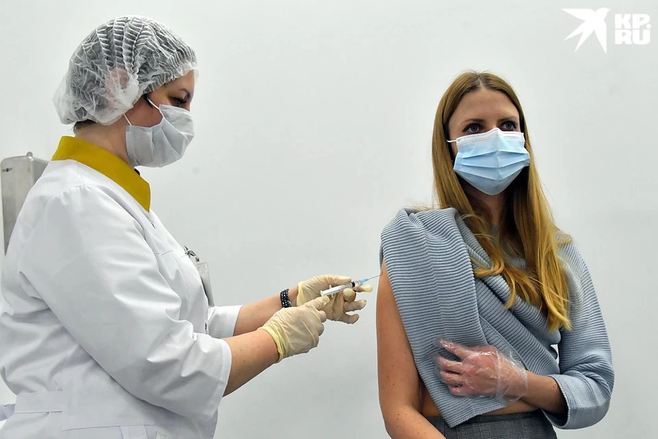 Перед тем как сделать «укольчик», врач проверит срок годности вакцины по штрих-коду.