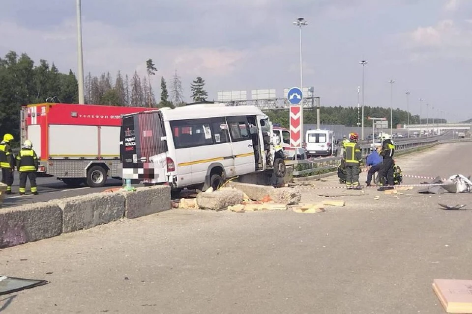Семь человек пострадали в ДТП с участием микроавтобуса на Киевском шоссе, четверых госпитализировали