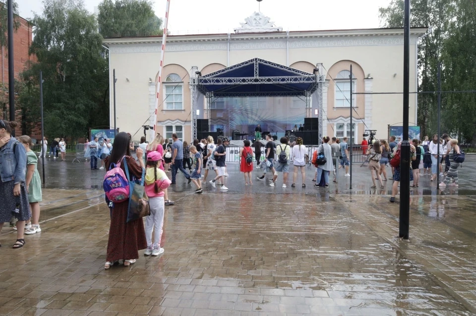 Горожане гуляют по томскому «Арбату» несмотря на дождь.
