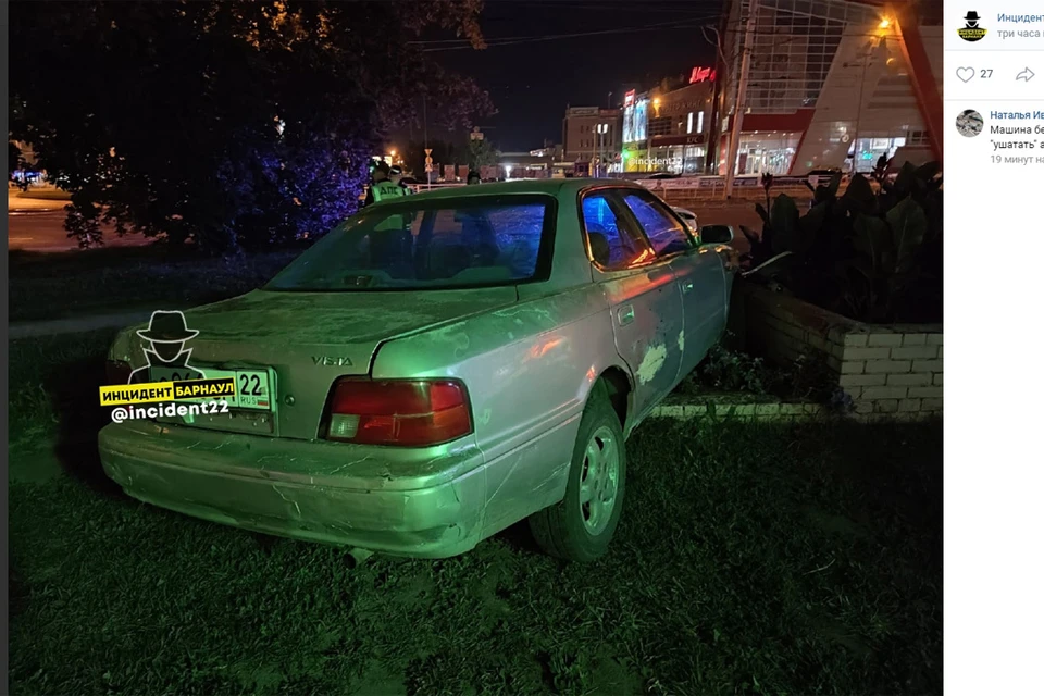 Автомобиль в клумбе. Скриншот страницы vk.com/incident22