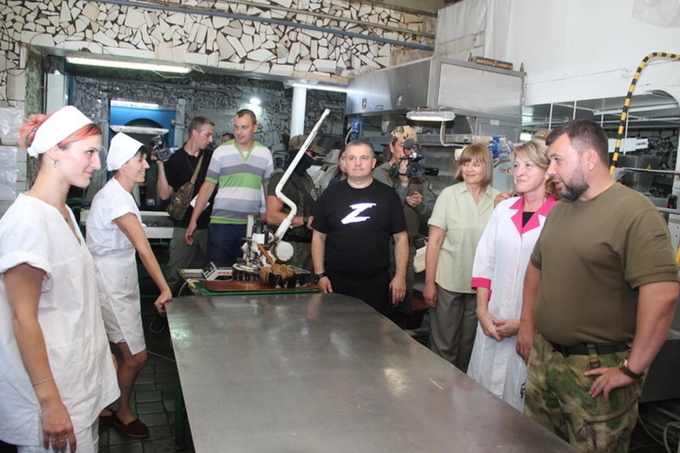 Денис Пушилин пообщался с сотрудниками предприятия и поблагодарил за то, что они продолжают обеспечивать город хлебом. Фото: АГ ДНР