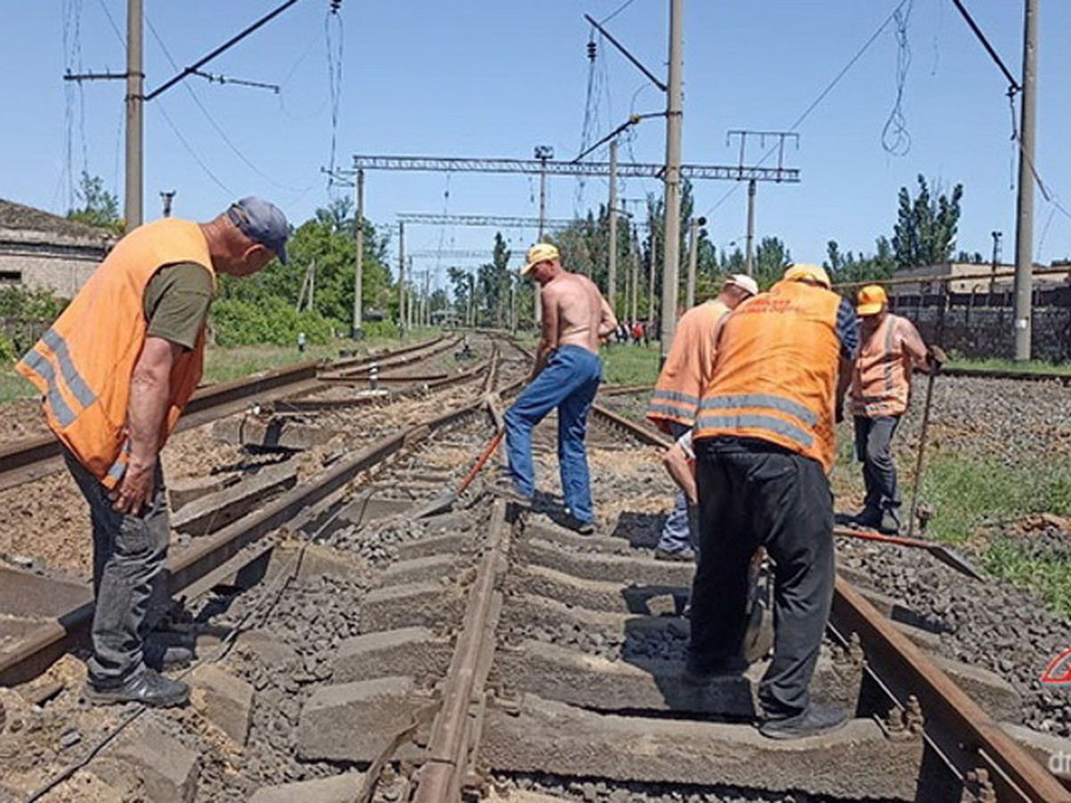 Паровозный гудок разбудил городок»: В освобожденной Волновахе празднуют  День железнодорожника - KP.RU