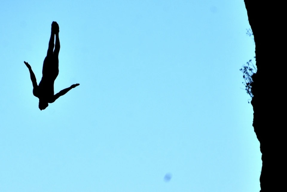Спортсмены со всего мира соревновались в прыжках со скалы Дива