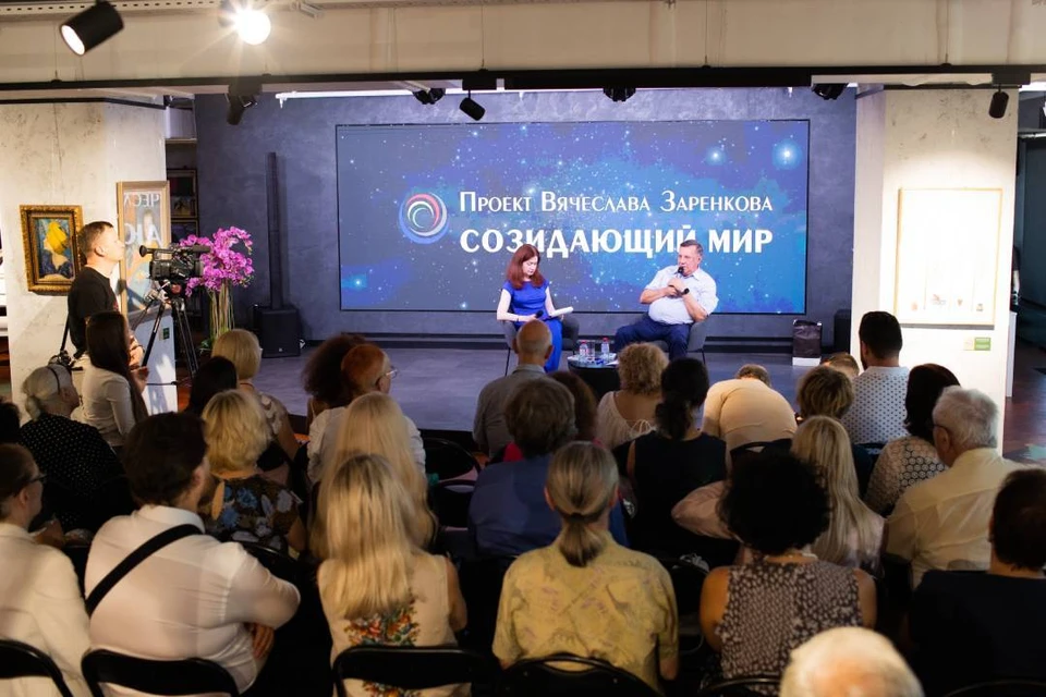 В Петербурге презентовали книгув виде смартфона. Фото: Фонд «Созидающий мир».