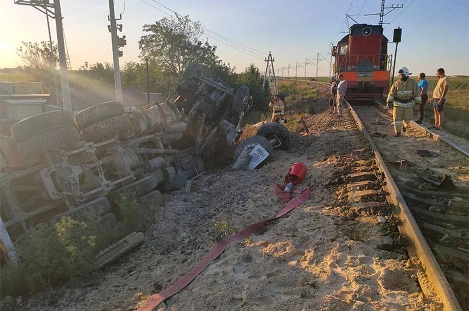 В поселке Виноградном локомотив врезался в грузовик. Фото: мэрия Анапы.