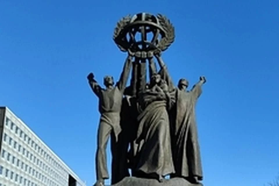 Власти Хельсинки снесли подаренный СССР монумент «Мир во всём мире»