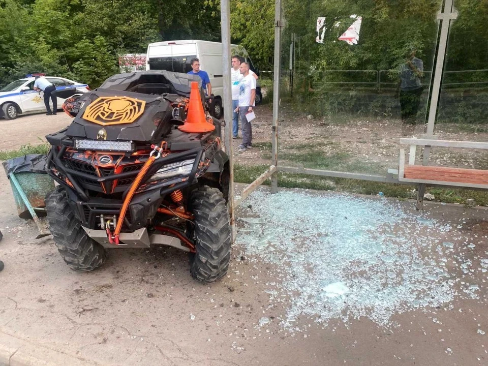 В результате аварии пострадали не только водитель и пассажир квадроцикла, но и стоящая на остановке женщина. Фото: ГУ МВД по Самарской области