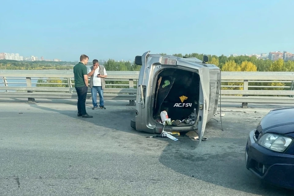 В Новосибирске автомобиль перевернулся на Бугринском мосту. Фото: АСТ-54.