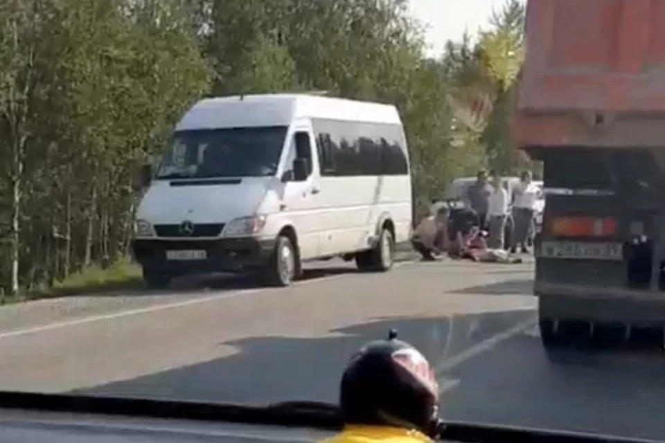 Фото: скриншот из видео. Девочка лежит на дороге.