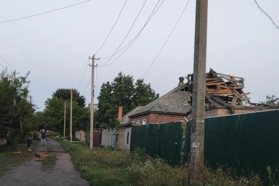 Один из снарядов украинских боевиков разрушил кровлю жилого дома в Горловке. Фото: пресс-служба главы администрации Горловки