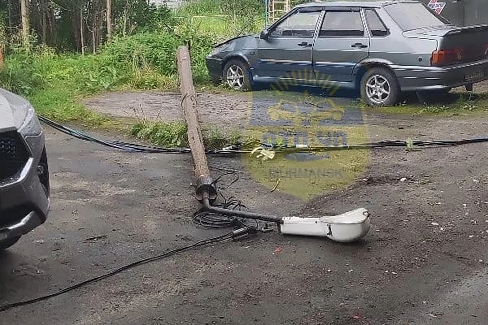 Световые опоры продолжают падать в Мурманске. Фото: vk.com/murmansk_dtp