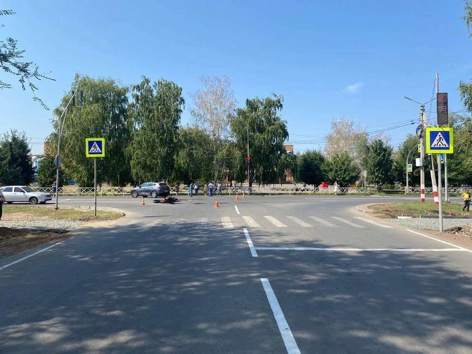 Мотоциклист выехал на красный и пострадал в ДТП