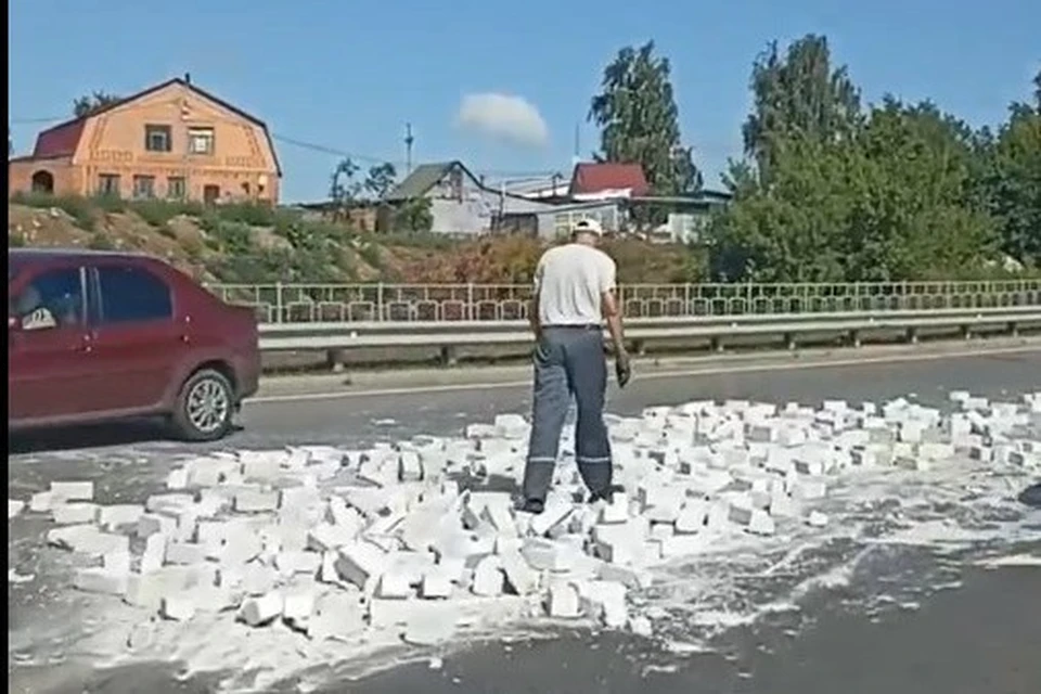 Под Рязанью из грузовика выпали кирпичи на дорогу