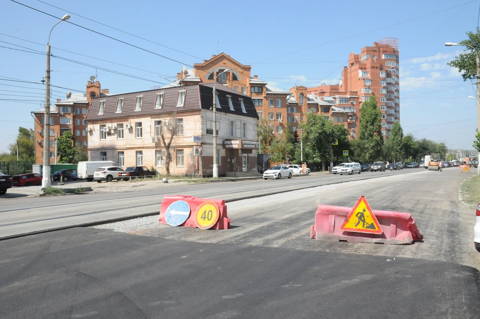 В Волгограде начали укладывать новый асфальт на улице Ангарской