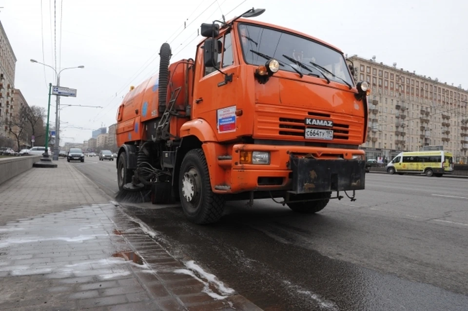 В Новосибирск до 15 декабря поступят семь новых машин для уборки улиц.