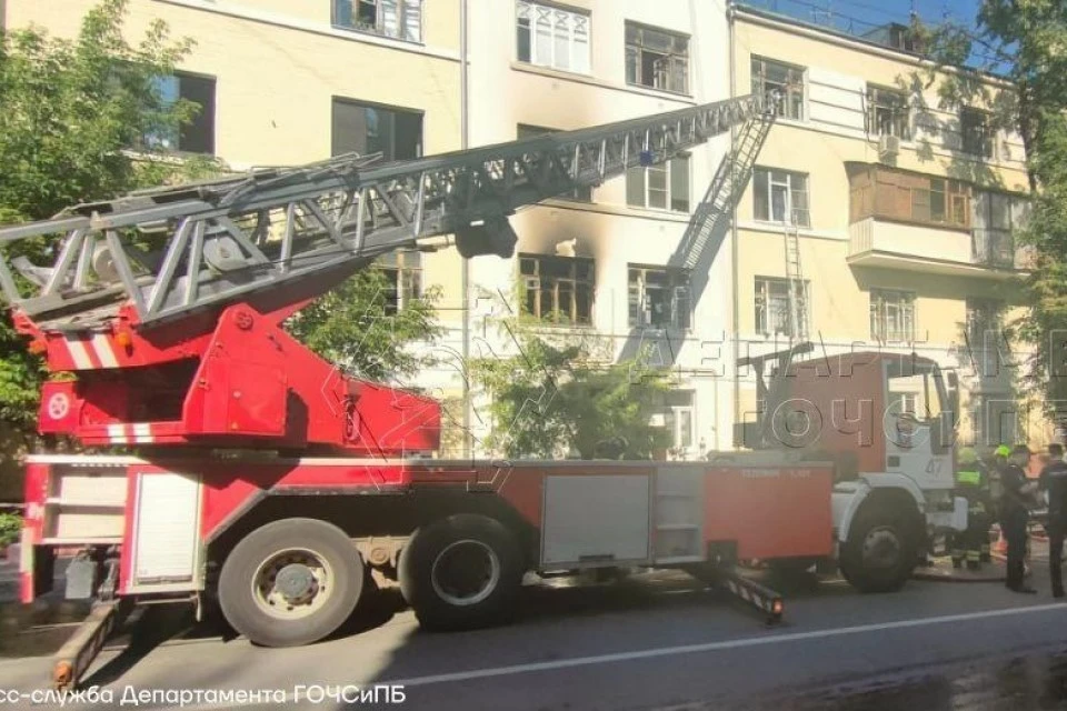 Пожарные эвакуировали с помощью автолестницы четверых человек