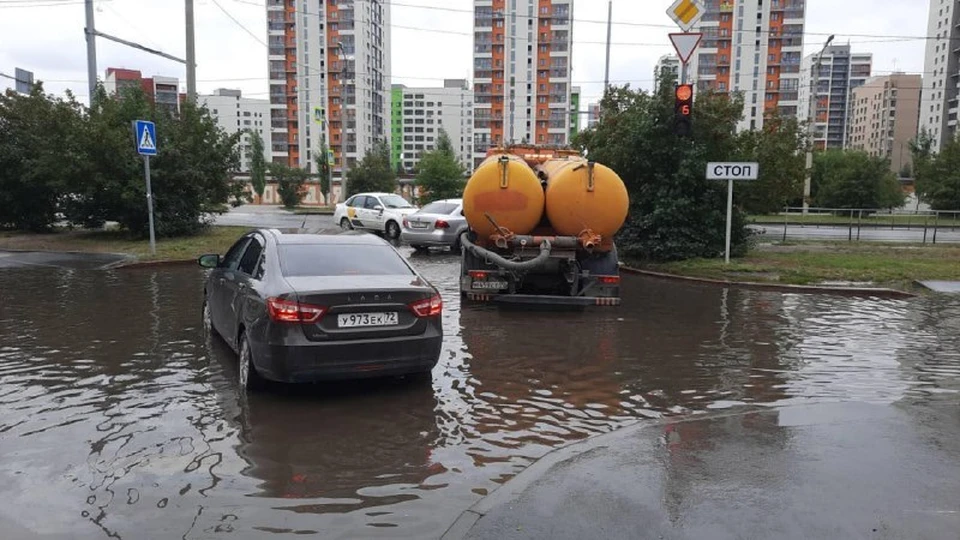 В Тюмени устраняют последствия сильного дождя.