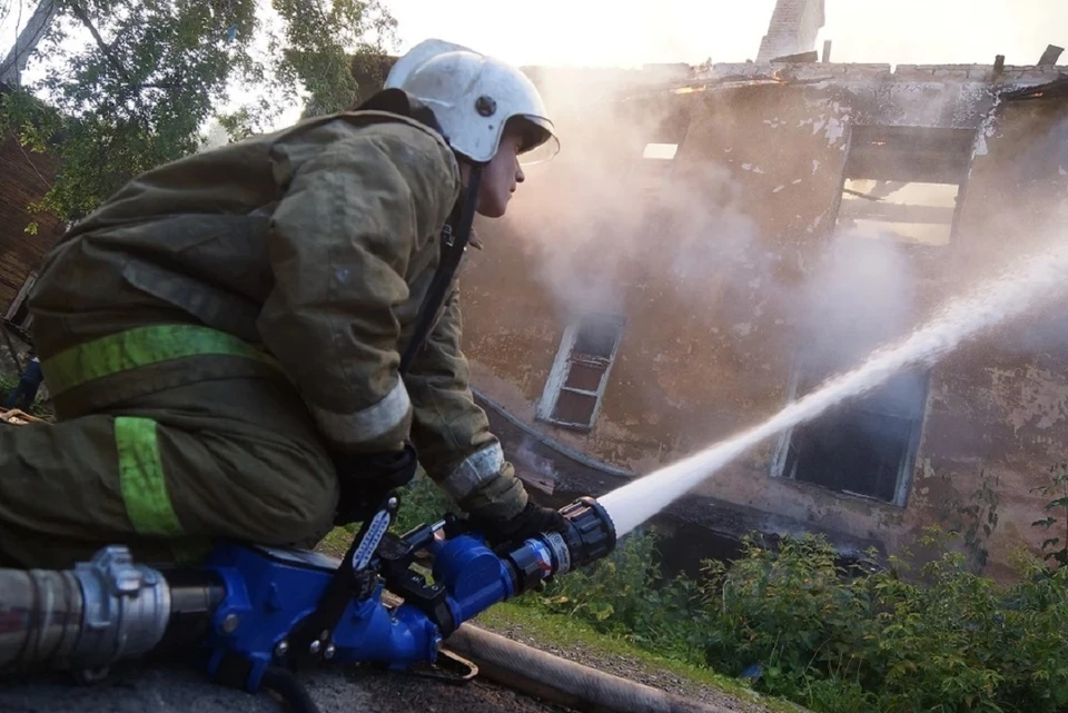 В пожаре сгорела кровля дома на площади 40 квадратных метров и летняя кухня.