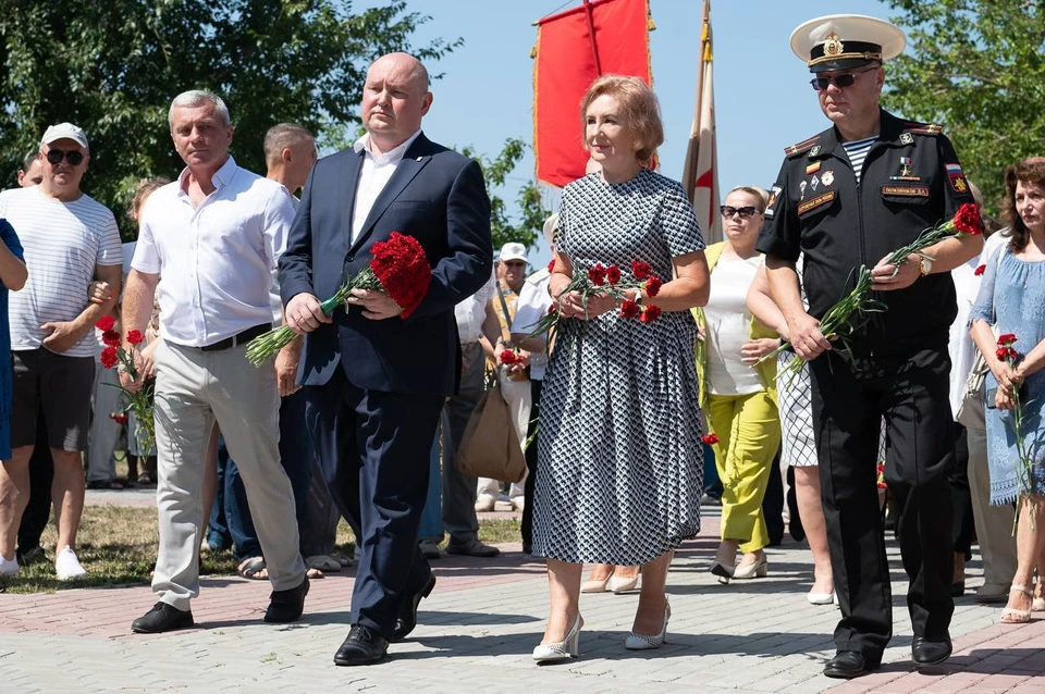 Михаил Развожаев на открытии памятника комбату Неустроеву