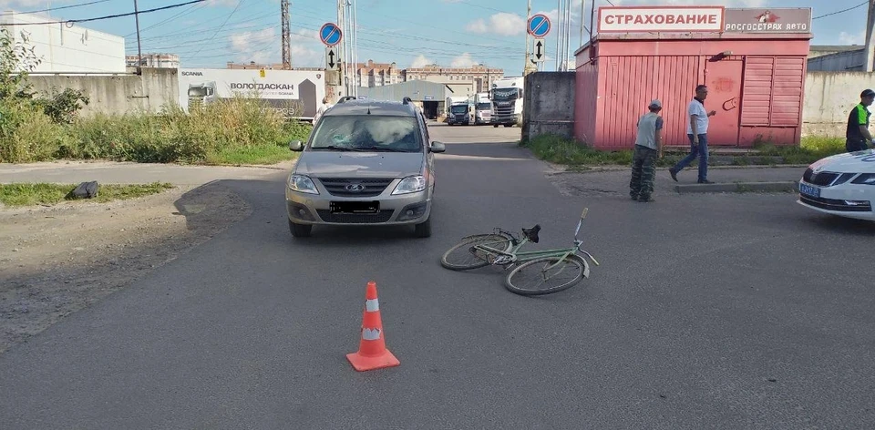 Автомобилист, похоже, не заметил велосипедиста.