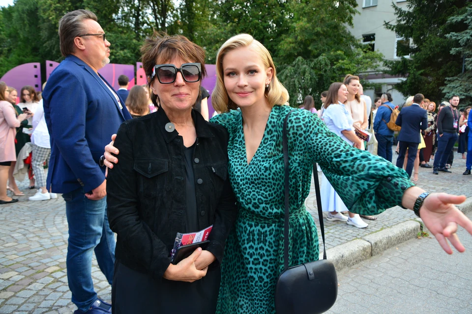 Юлия Пересильд уже приезжала на фестиваль в Калининград в 2019-м. На фото она вместе с художником по костюмам Надеждой Васильевой.