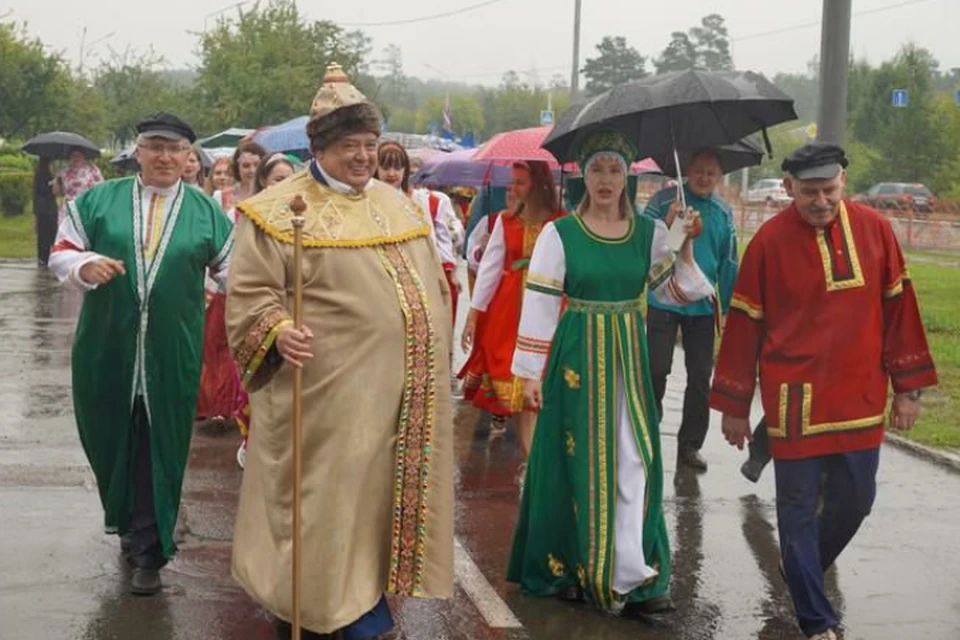 Аз есмь царь: мэр сибирского городка Саянска Олег Боровский примерил костюм царя Салтана.
