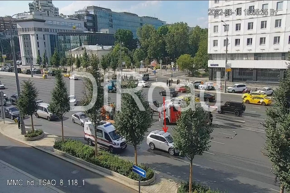 Возгорание автомобиля на Садовой-Самотечной улице в Москве потушили, движение восстановлено
