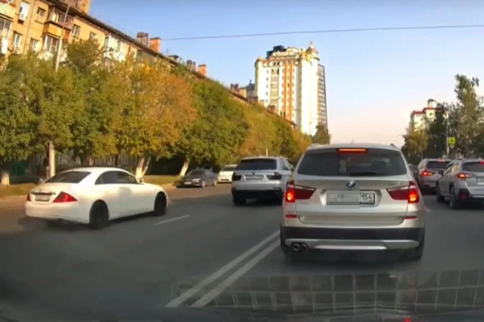 В Новосибирске ГИБДД ищет троих водителей, проехавших по встречке. Фото: стоп-кадр / АСТ-54