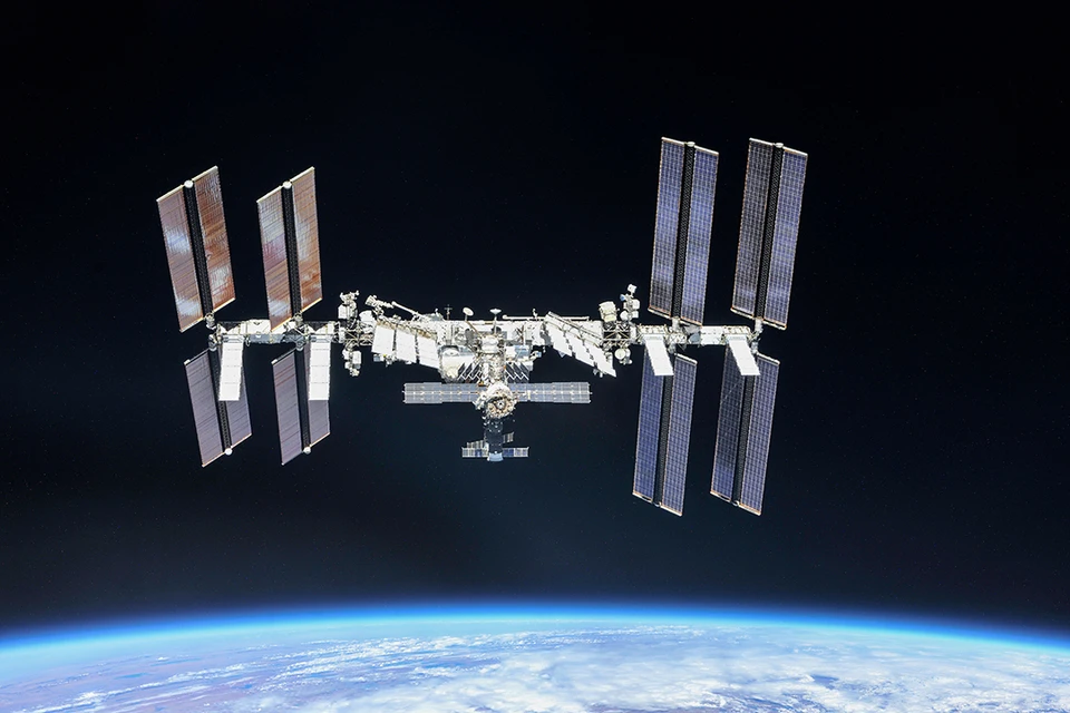 Космонавт Олег Артемьев вынужден прервать выход в открытый космос и вернуться на МКС из-за проблем с аккумулятором.
