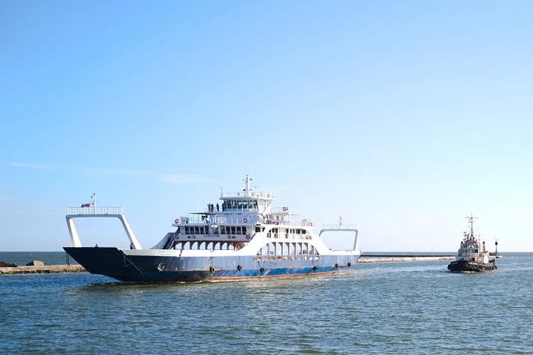 В морской порт Мариуполя зашел первый пассажирский паром из России
