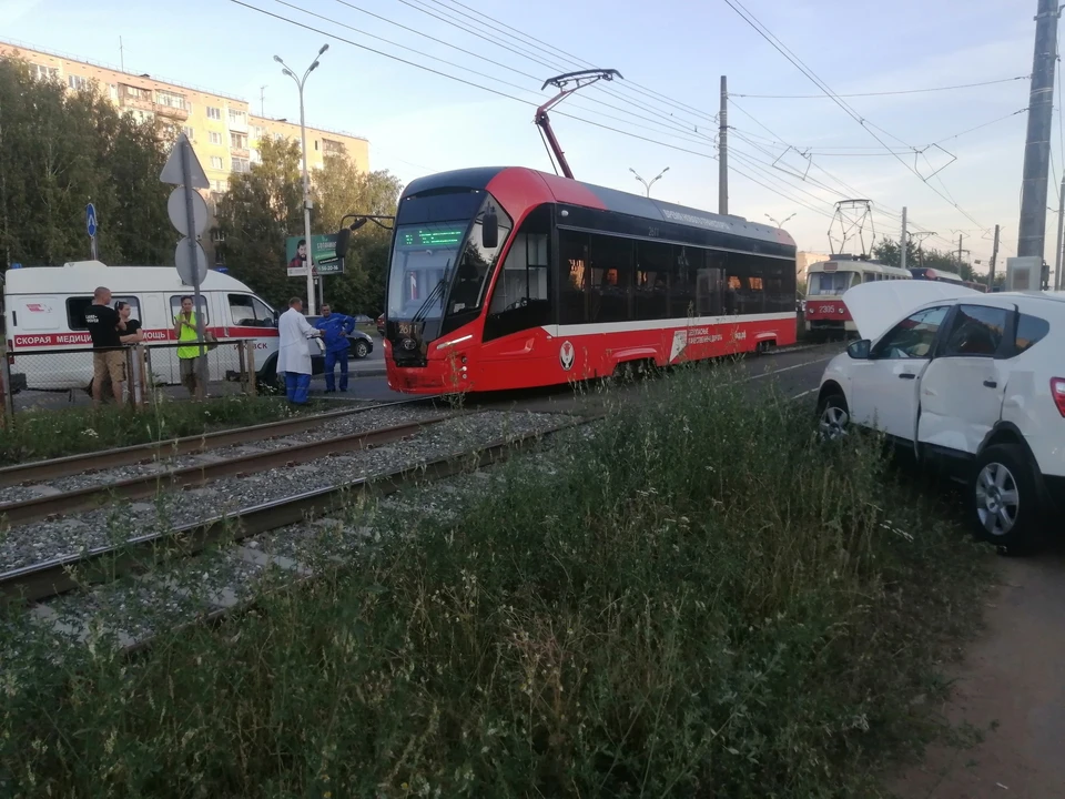 16 августа напротив дома №69 по улице 40 лет Победы в Ижевске легковой автомобиль столкнулся с трамваем. Фото: 1-й отдел УГИБДД по УР