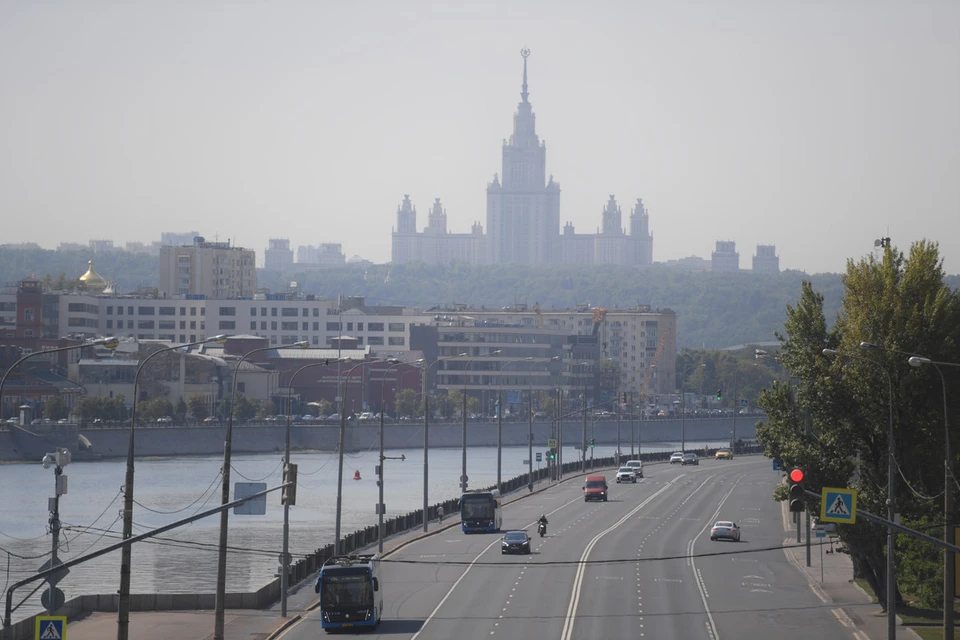 Вчерашнее задымление на юге Москвы сегодня, 18 августа, распространилось по всему городу и заметно усилилось, от горожан регулярно поступают жалобы на затруднённое дыхание и неприятный запах.