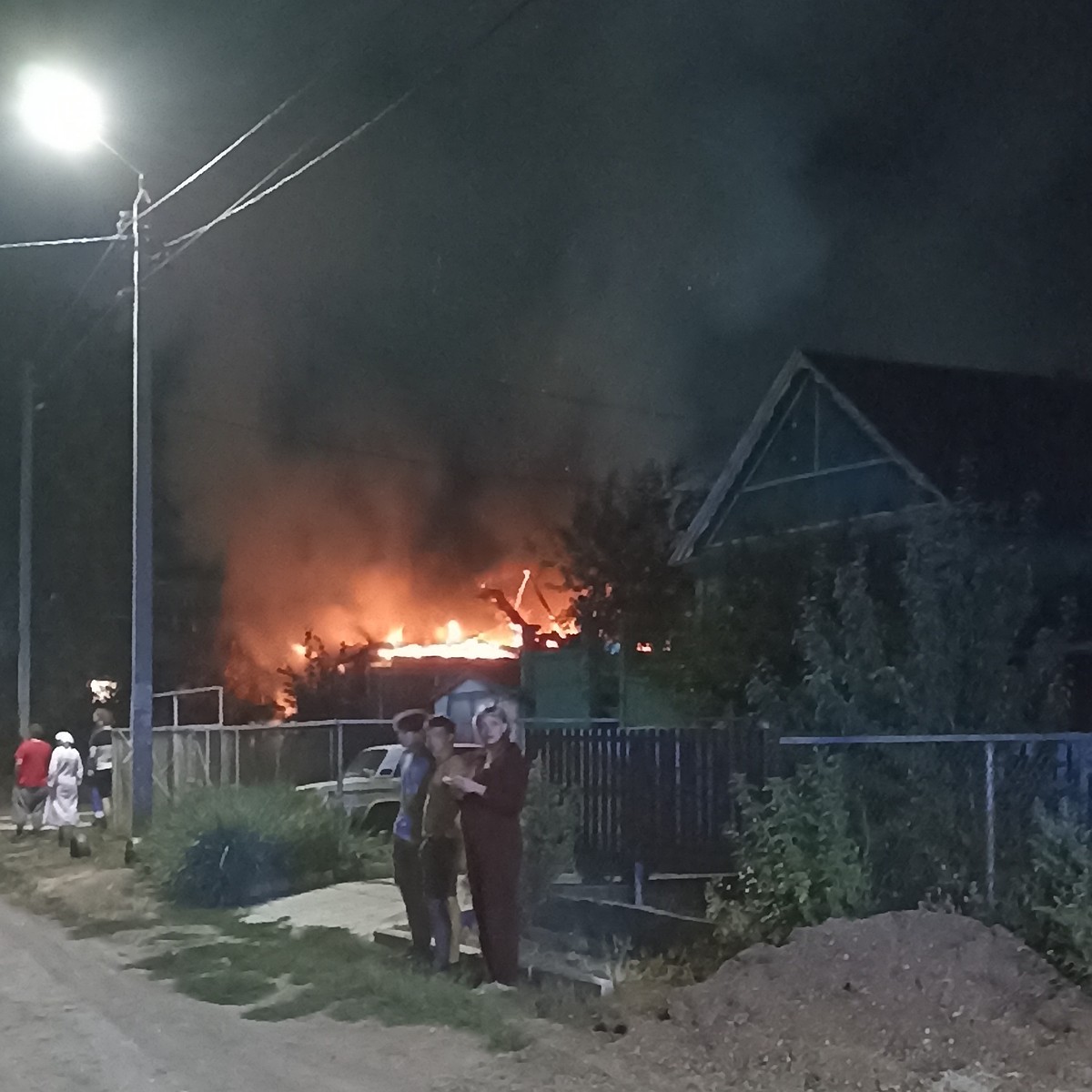 В Оренбурге сгорел жилой дом на улице Краснопартизанской в центре города -  KP.RU