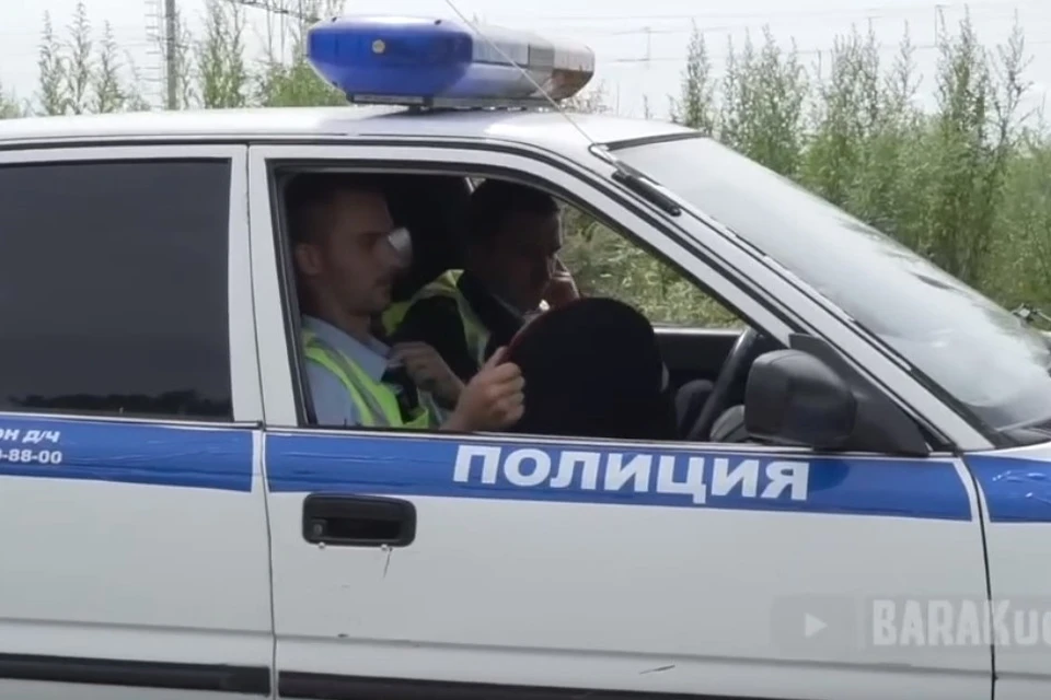 В видеоролике Наливкин помог «полицейским» спастись от жары.