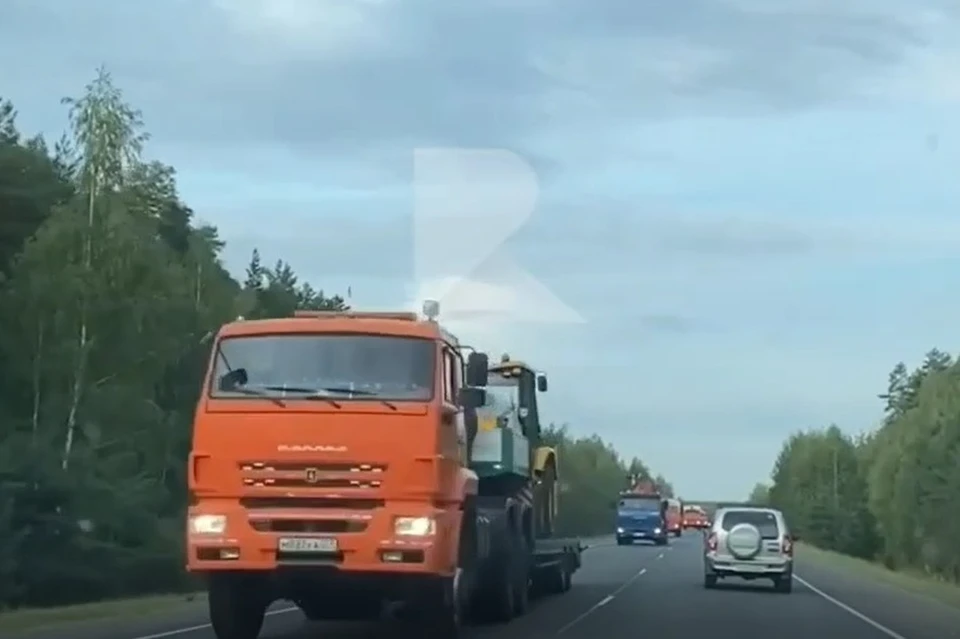 Колонна машин едет в Рязанскую область тушить пожары.