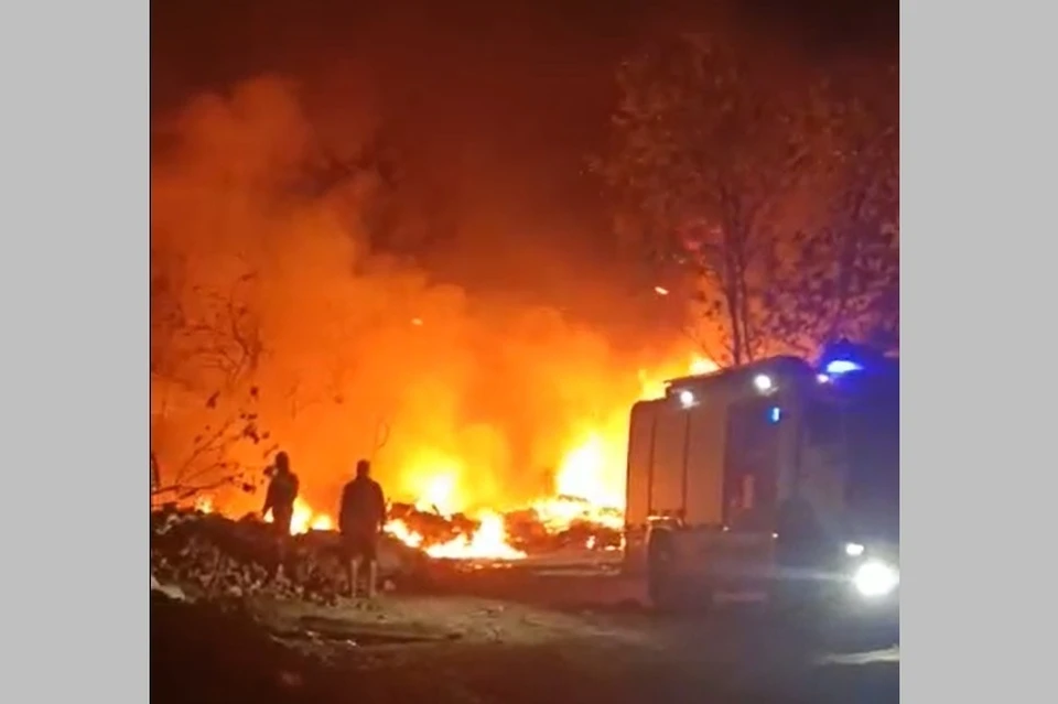 Вдоль трассы М-5 в Рязани полыхает свалка на площади 200 кв. метров.