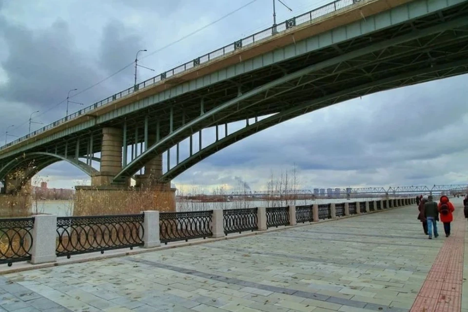 Опоры и перила Октябрьского моста покроют серой краской. Фото: мэрия Новосибирска