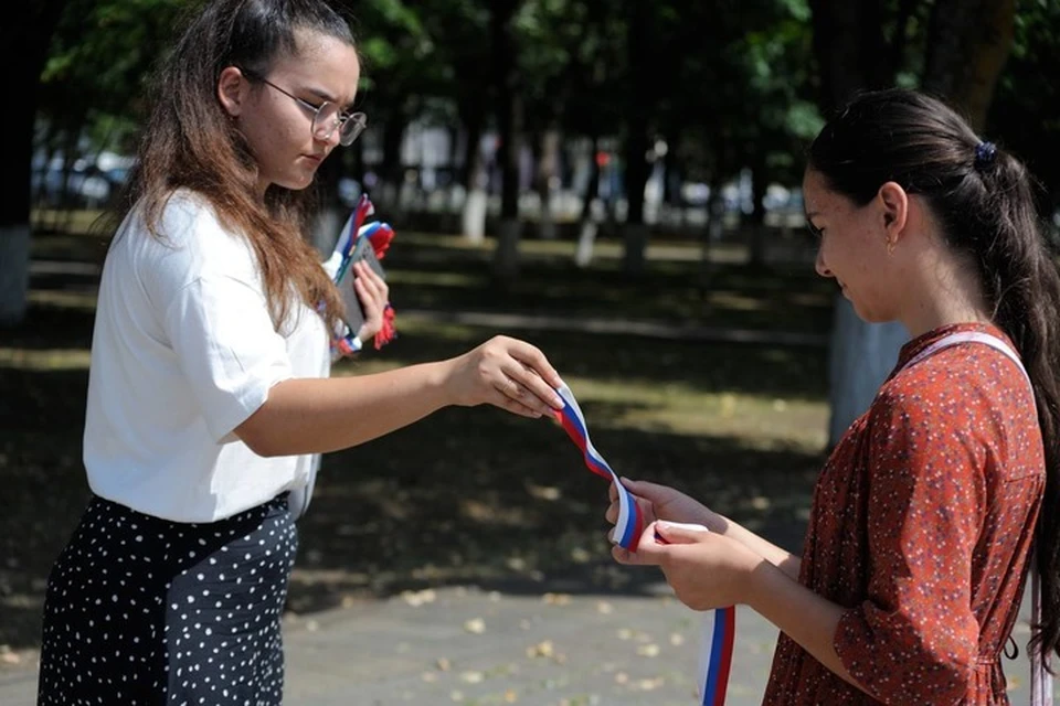 В республиканской столице прошла акция ко Дню флага России. Фото: пресс-служба администрации Майкопа