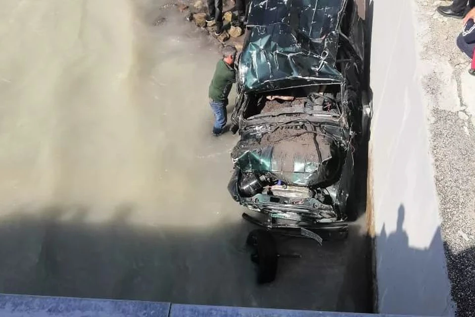 В результате ДТП внедорожник опрокинулся в горную реку Фото: Эльбрусский ВПСО