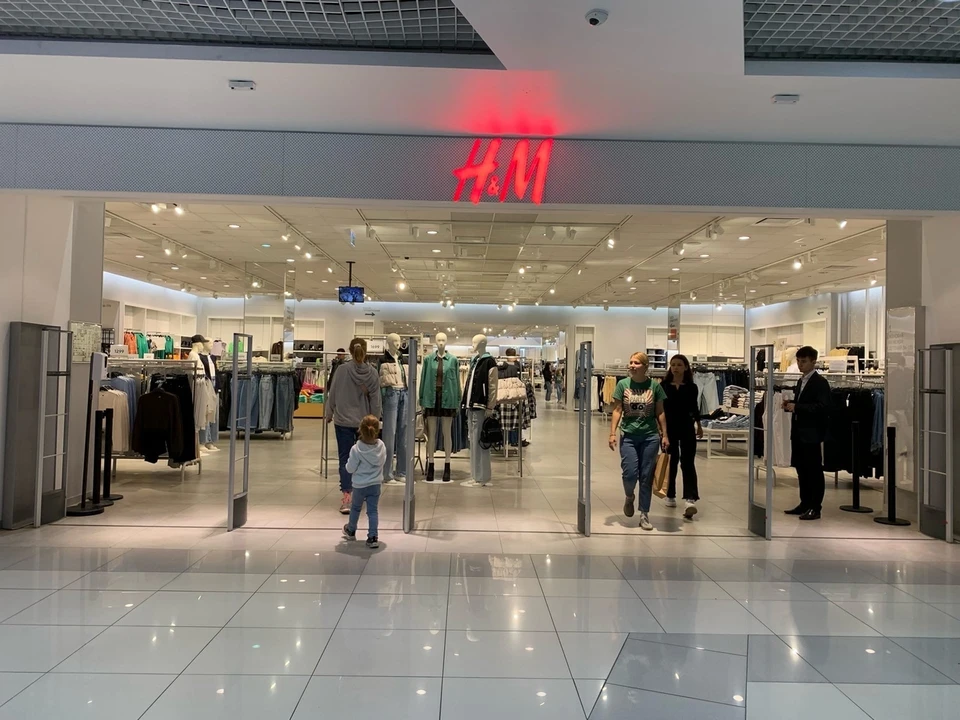 Магазин торговой сети H&M открылся в ТРЦ «Изумрудный город» после пятимесячного простоя.