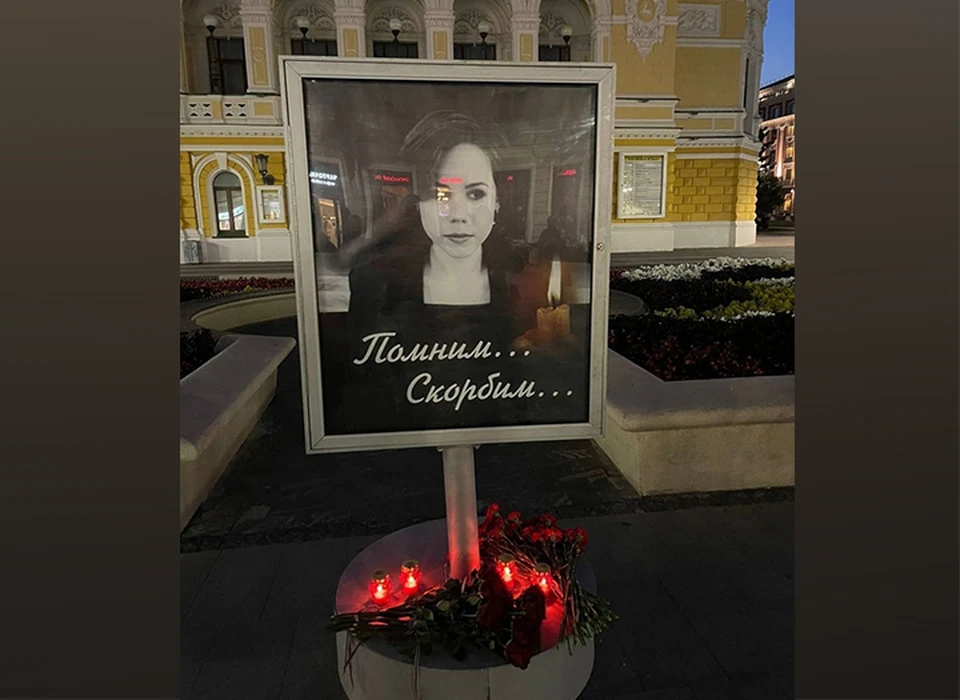 Импровизированный мемориал Дарье Дугиной появился на Большой Покровской. ФОТО: "Нижний Новгород. Без цензуры".