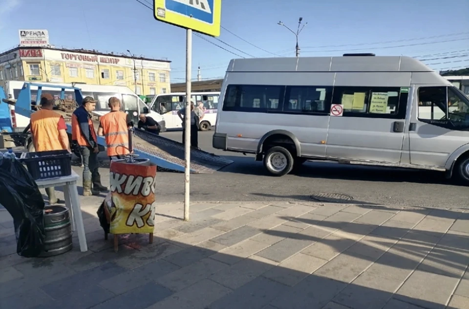 В Смоленске маршрутка провалилась в дорожную яму на Колхозной площади. Фото: «Смоленский транспорт» в соцсетях.