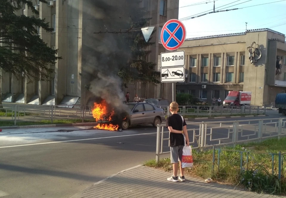 Иномарка загорелась у Дома союзов Фото: vk.com/News 69/Александр Кошелев