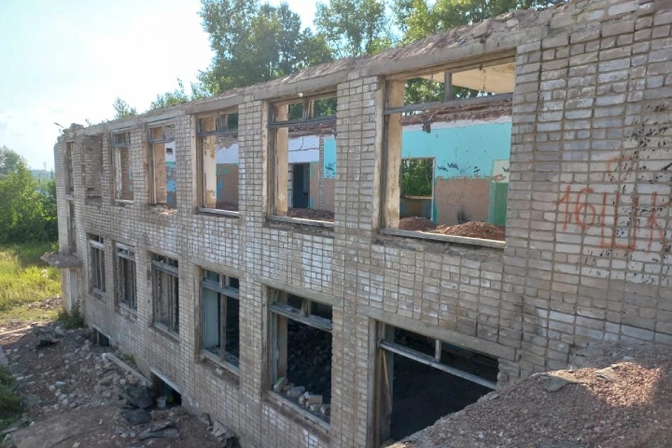Местный житель купил здание бывшей школы и начал разбирать его на стройматериалы. Фото: СУ СКР по Кировской области