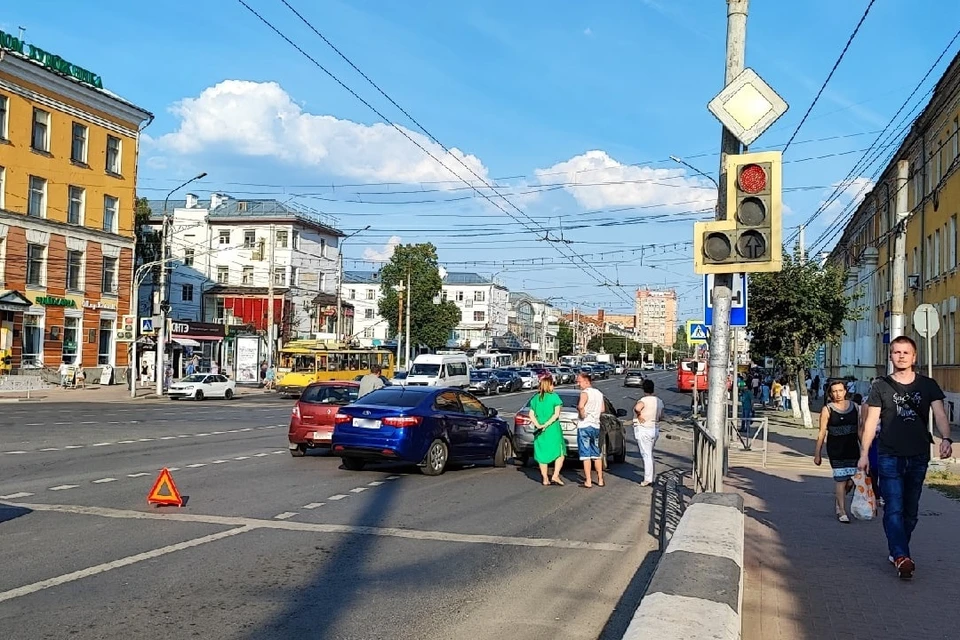 26 августа примерно в 16:40 на Первомайском проспекте столкнулись три автомобиля.