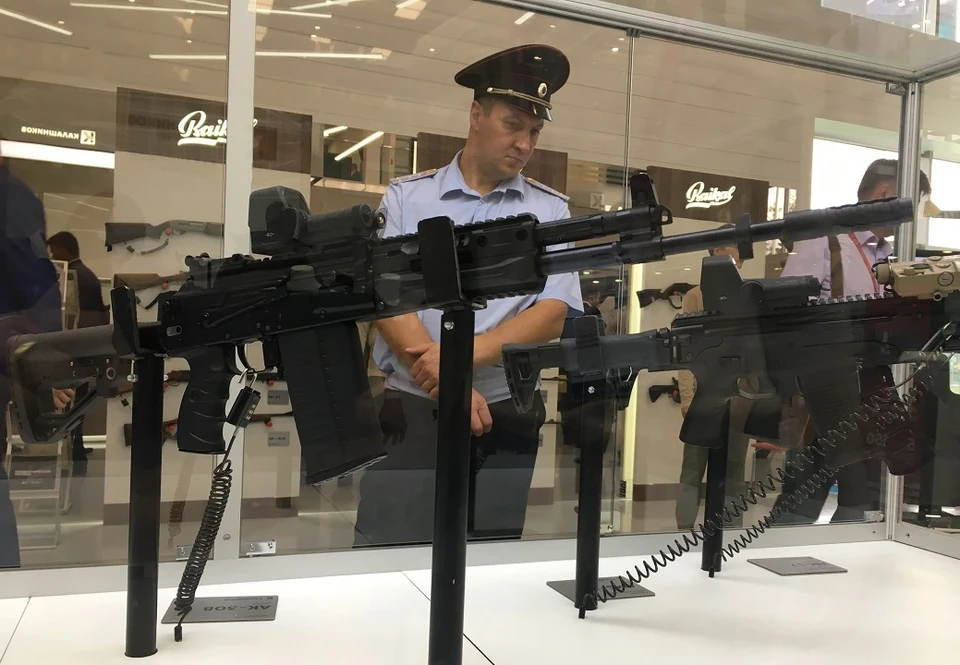 В руке выпивший лишнего мужчина сжимал автомат Калашникова.