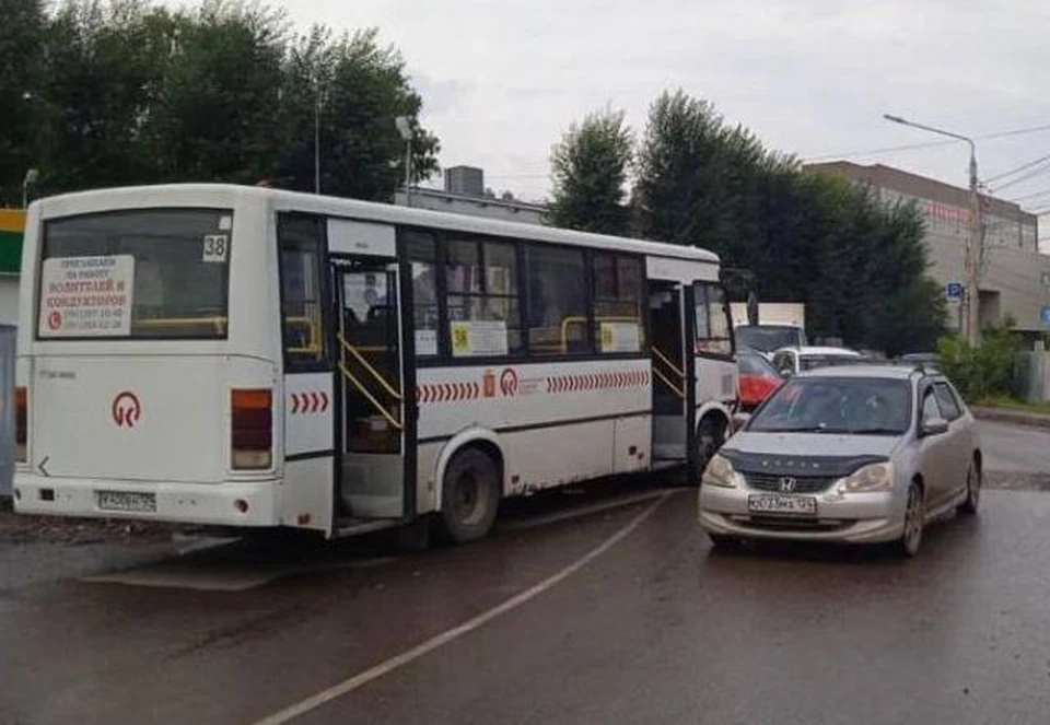 Предположительно, у автобуса 38-го маршрута отказали тормоза.