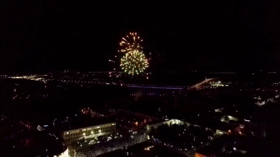 Залпы запускали восемь минут.